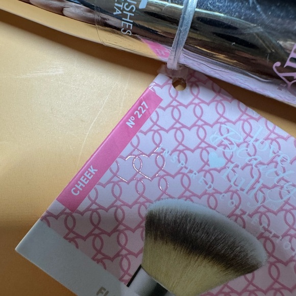 It Cosmetics Silver Cheek #227 Makeup Brush for Precision Application NWT - Picture 5 of 6
